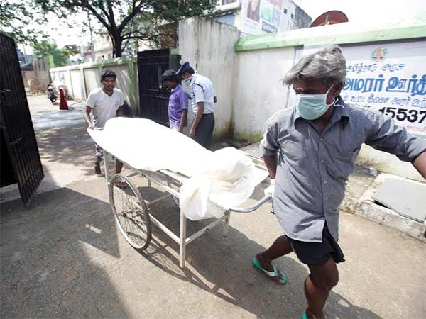 வெள்ளத்தில் அடித்துச் செல்லப்பட்ட உயிர்கள்...