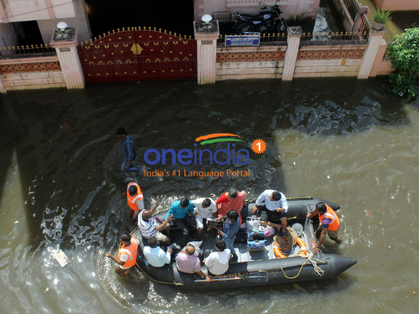 படகுகளில் இறுதி ஊர்வலம்...