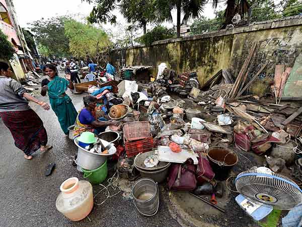 களத்தில் ஊழியர்கள்...