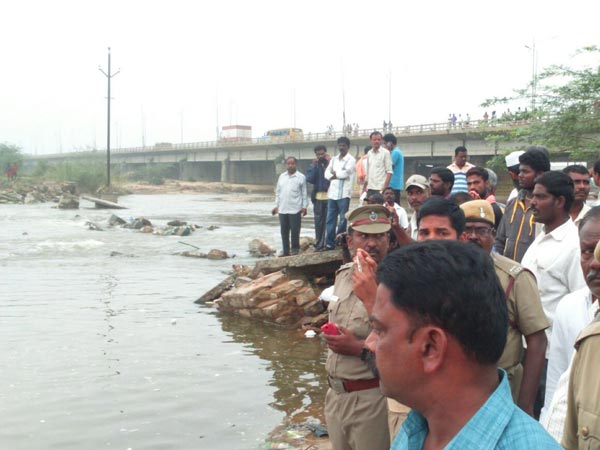 Students died in Palar river