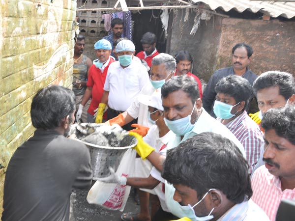 Makkal nala kootani leaders indulge in cleaning activities in flood hit Chennai