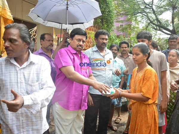 Actor Ramarajan help flood affected persons in Chennai