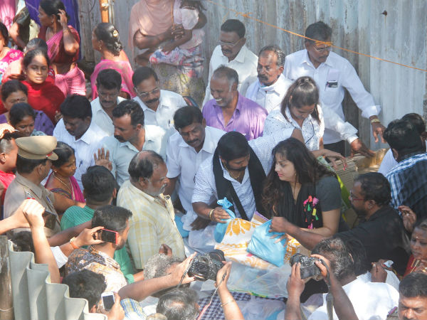 நிவாரணப் பொருட்கள்