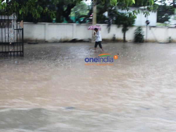 வீடுகளுக்குத் திரும்பும் மக்கள்...