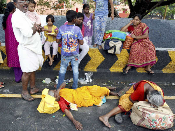 தாம்பரத்தில் தன்னார்வலர்கள்