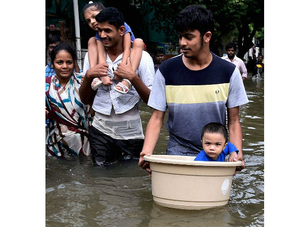 மழை வெள்ளத்தால் தயக்கம்: