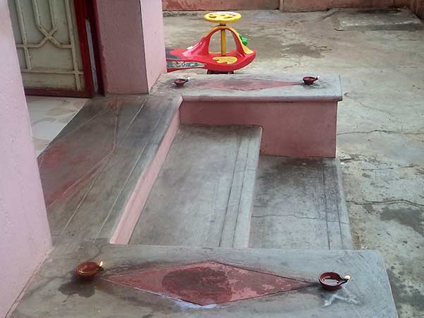 வீட்டுக்கு வீடு விளக்கு