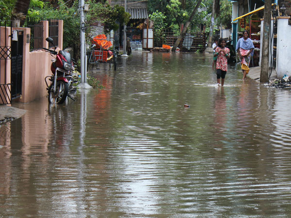 வெள்ளநீரை வெளியேற்றுவார்களா?