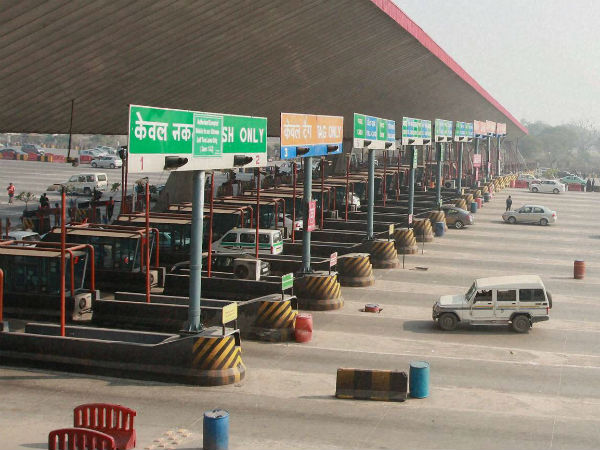 சுங்கச்சாவடிகளில் கட்டணம் வசூலிக்கக் கூடாது