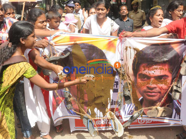 வீட்டு முன்பு போராட்டம்