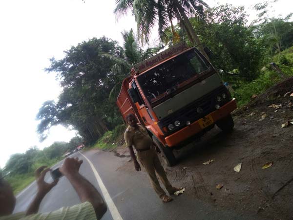 தப்பி சென்ற லாரி