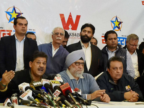 கிரிக்கெட் வீரர்கள் ஆதரவு