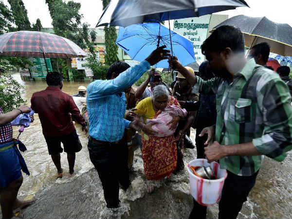 பனியில் தவிக்கும் மக்கள்