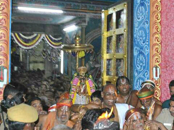 குவிந்திருந்த பக்தர்கள்: