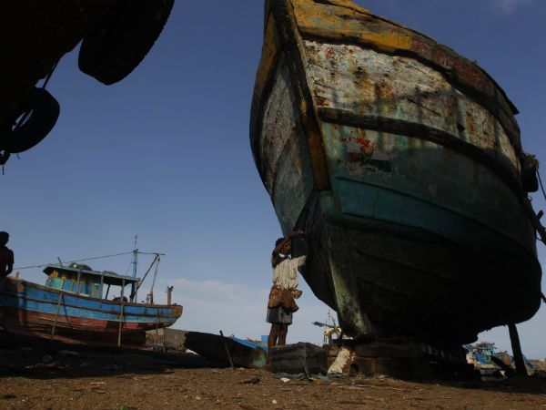 சேதமடைந்த படகுகள்...