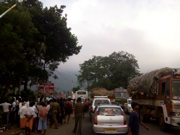 Iyappa devottees stranded as their vehicles stalled at Kerala border