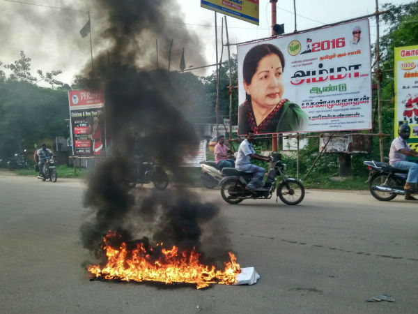 Jayalalithaa banner removed Clash between ADMK cadres and DMDK cadres