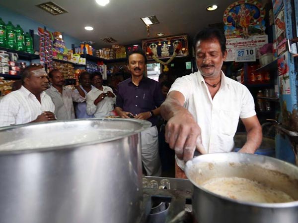 ரோட்டோர டீக்கடை ரோட்டோர டீக்கடை