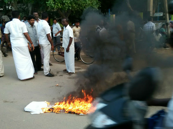 தரம் தாழ்ந்த தேமுதிக தொண்டர்கள் 