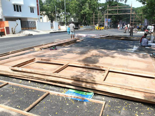 வீட்டு வாசலை அடைத்து கட் அவுட், பேனர்கள்