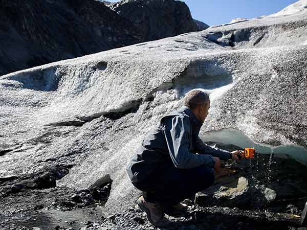 பணியிலிருந்து விலகி பனிக் கட்டியுடன்