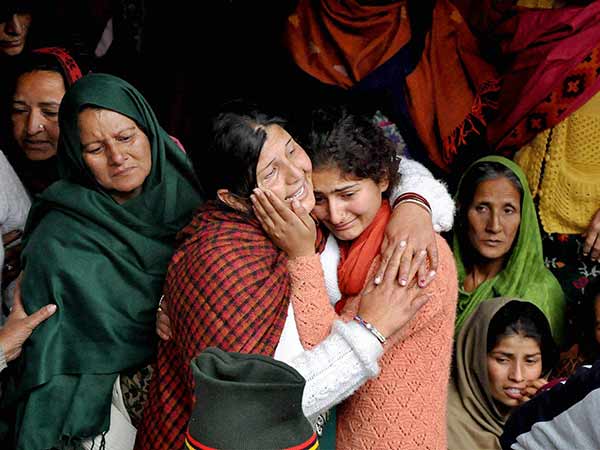 கட்டிலுக்கு அடியில் பதுங்கல்: