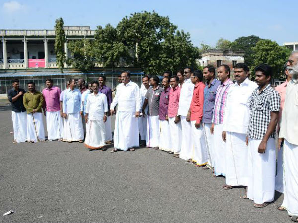 வேட்டி கட்டிய ஆண்கள்...