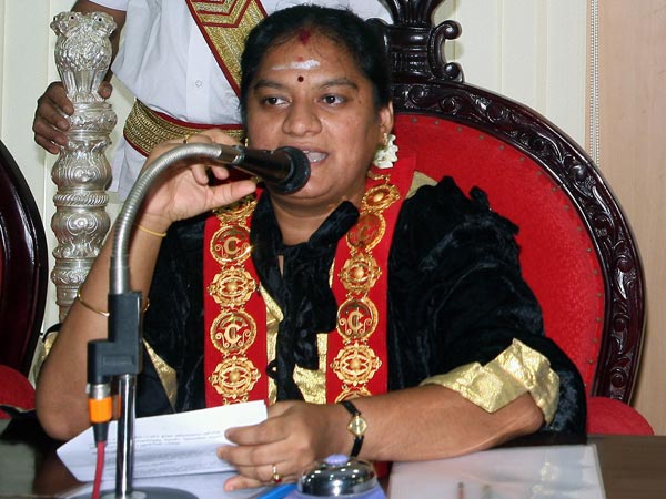 பதவி பறிப்பின் பின்னணி