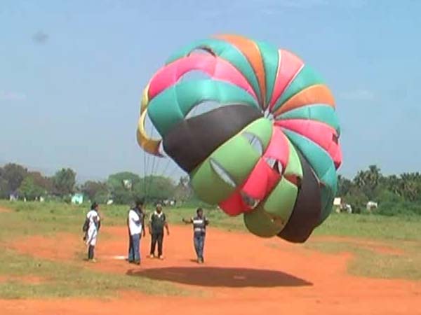 Kadayanallur inspector gives parachute training to students