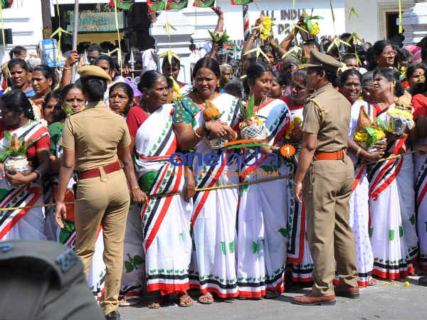 ராயப்பேட்டையில் குவிந்த தொண்டர்கள்
