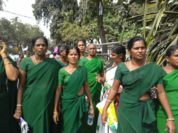 பச்சைக்கலர் சேலை...