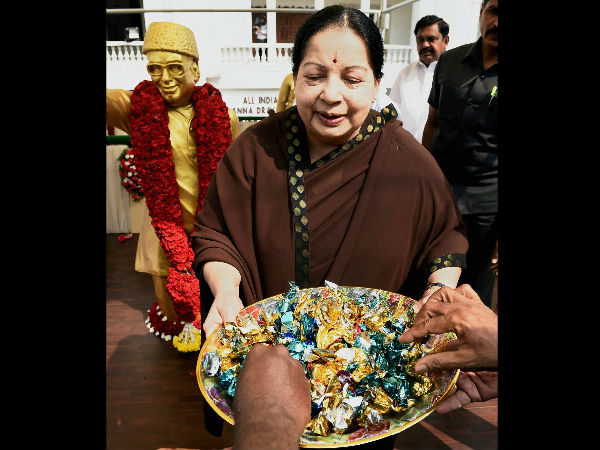 இனிப்பு வழங்கினார்...