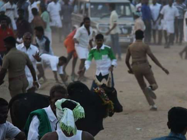 பெண் காவலர்களும்