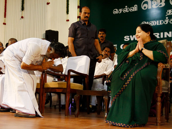 வாரிசுகளுக்குப் பதவி வாரிசுகளுக்குப் பதவி