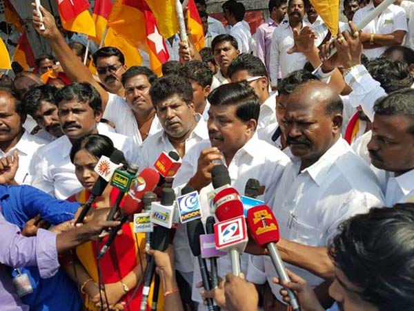 ஜால்ரா அடிக்க முடியவில்லை