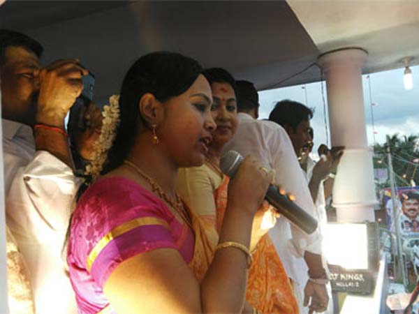 முதலில் விலகல்