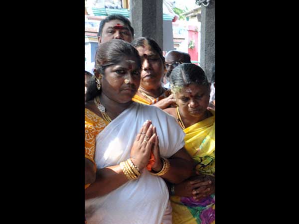 காதில் தொங்கும் தோடு