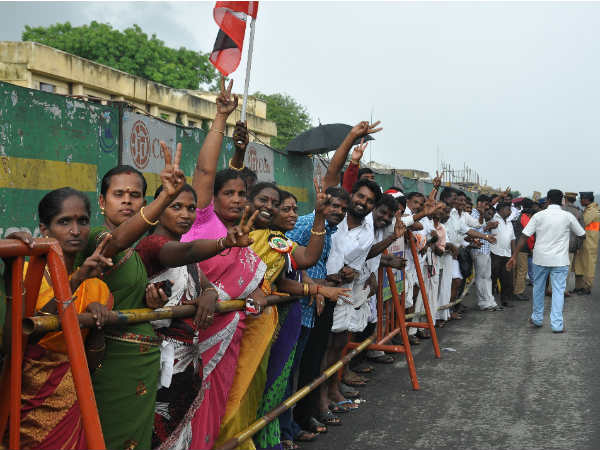 கட்சிகளைப் பார்த்து காரித் துப்பும் மக்கள்