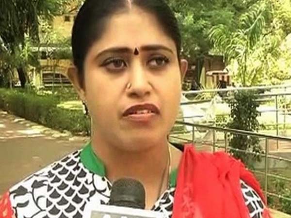 குழி தோண்டிப் புதைத்த குஷ்பு
