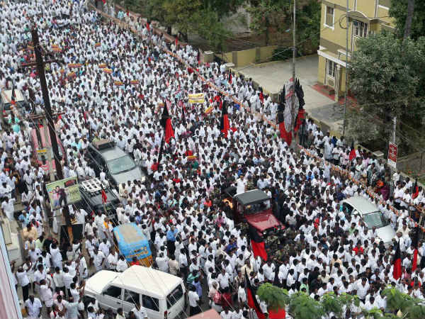 மக்கள் மன்றத்தில்