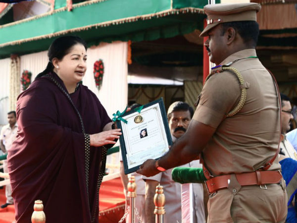 விருது வழங்கிய ஜெயலலிதா