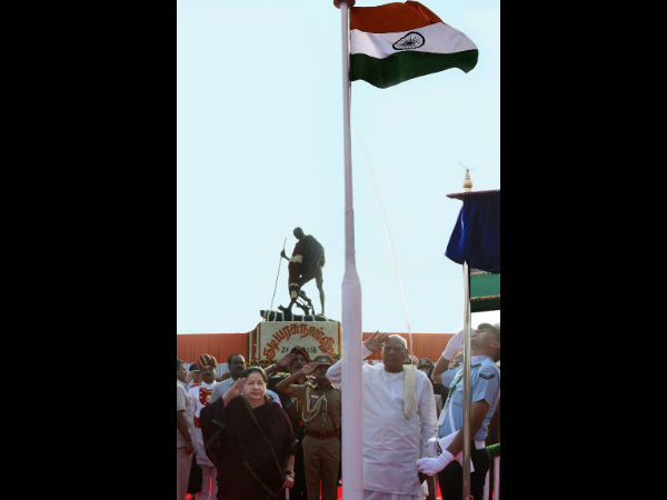கொடியேற்றிய ஆளுநர்