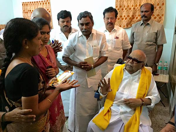 Karunanidhi meets Thiruvarur girl Priyanka's parents Karunanidhi meets Thiruvarur girl Priyanka's parents