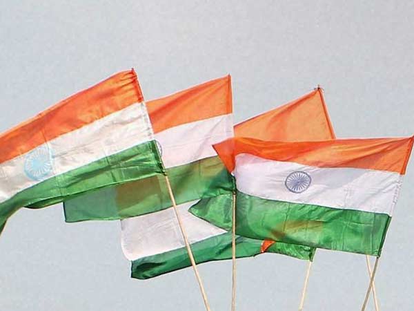 கலெக்டர் அலுவலகங்களில் கொடியேற்றம் கலெக்டர் அலுவலகங்களில் கொடியேற்றம்