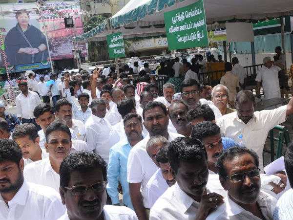 அலைமோதும் கூட்டம்