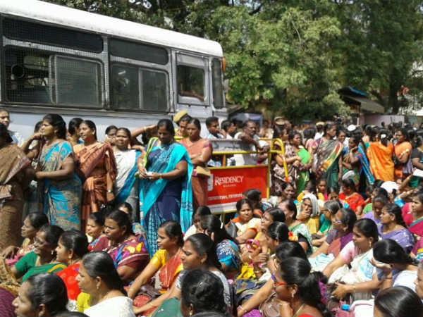 ஆசிரியர்கள் கைது