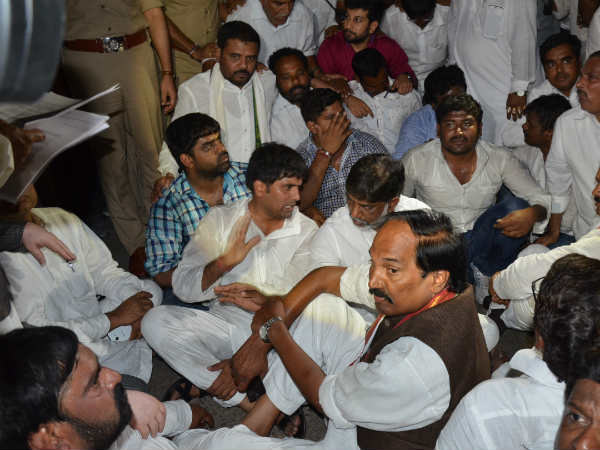 Tension in old Hyderabad as MIM, Congress clash