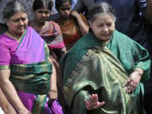 கண்டு கொள்ளாமல் குளித்த ஜெ., சசி கண்டு கொள்ளாமல் குளித்த ஜெ., சசி