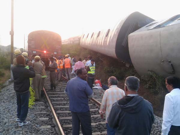 Kanyakumari - Bangalore island express derails near Jolarpet