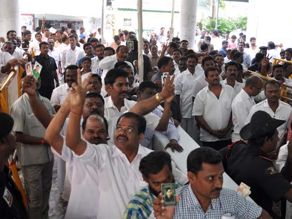 பக்கா அரசியல்வாதிகள்